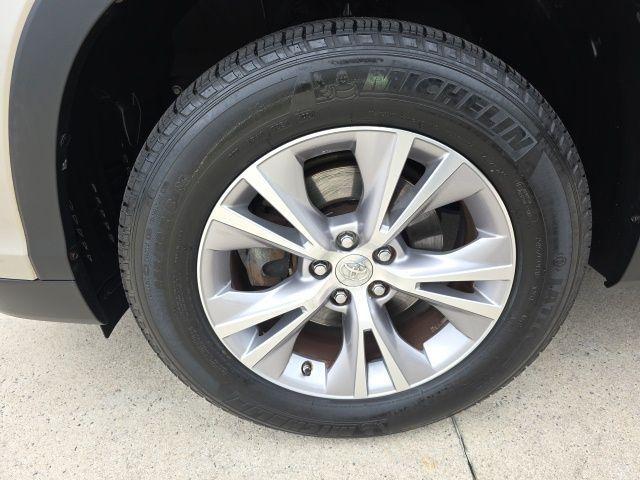used 2015 Toyota Highlander car, priced at $20,214