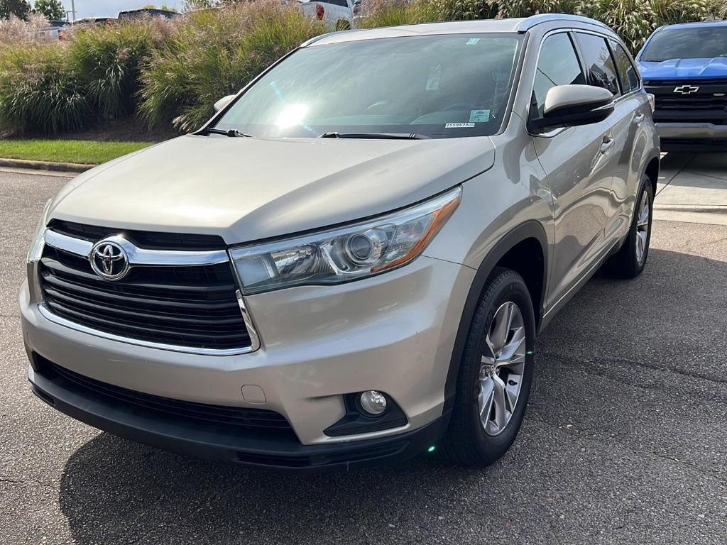 used 2015 Toyota Highlander car, priced at $18,556