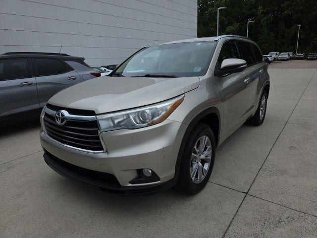 used 2015 Toyota Highlander car, priced at $18,556