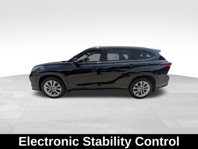 used 2023 Toyota Highlander car, priced at $37,137