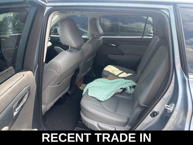 used 2021 Toyota Highlander car, priced at $33,407
