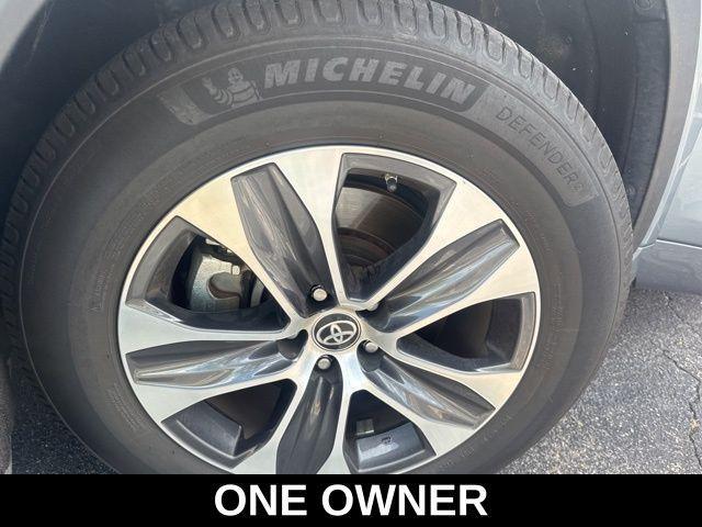 used 2021 Toyota Highlander car, priced at $33,407