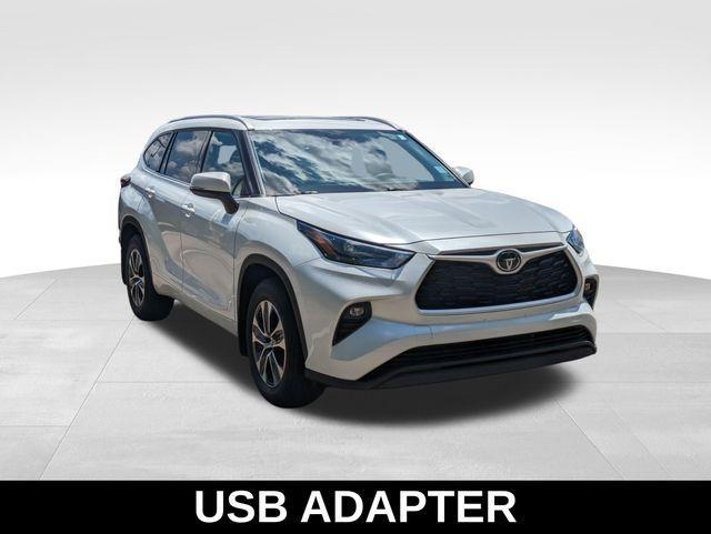 used 2022 Toyota Highlander car, priced at $37,999