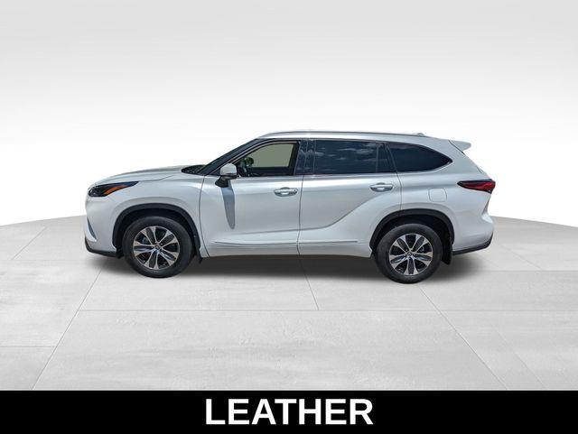 used 2022 Toyota Highlander car, priced at $37,999