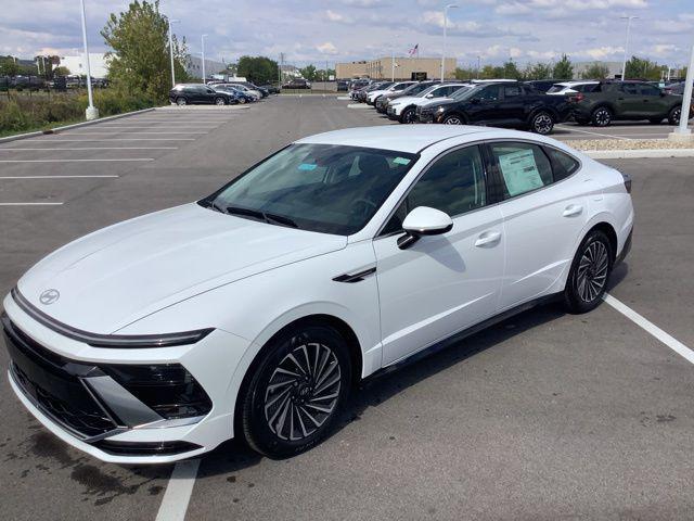 new 2025 Hyundai Sonata Hybrid car, priced at $33,180