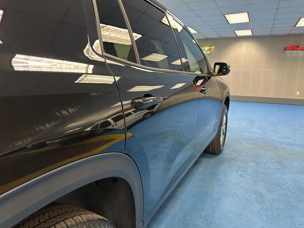 used 2025 Chevrolet Traverse car, priced at $35,890