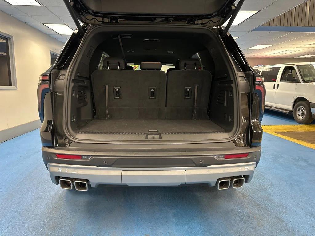 used 2025 Chevrolet Traverse car, priced at $35,890