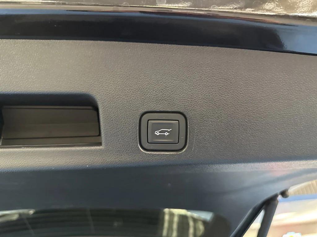 used 2025 Chevrolet Traverse car, priced at $35,890