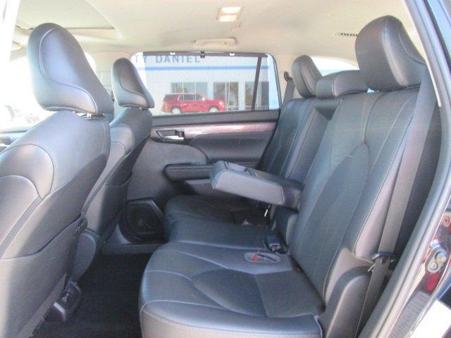 used 2021 Toyota Highlander car, priced at $31,500