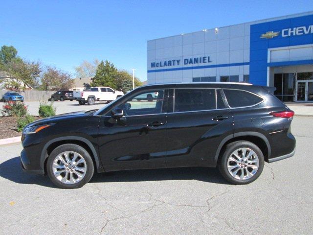 used 2021 Toyota Highlander car, priced at $31,500