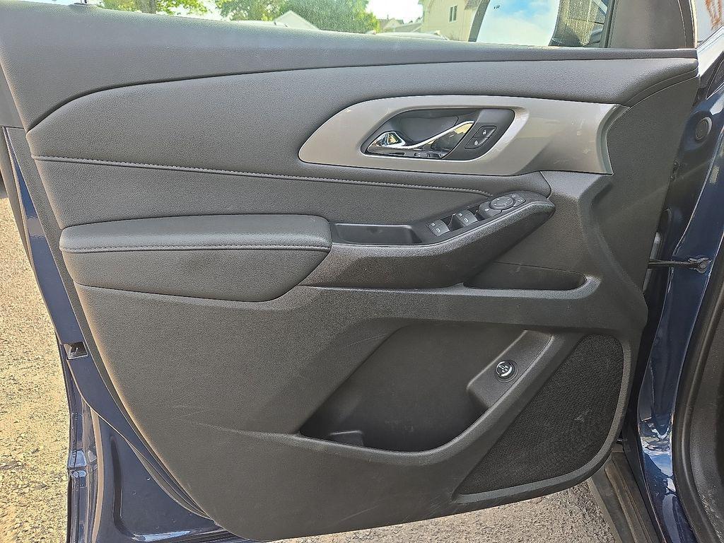 used 2023 Chevrolet Traverse car, priced at $28,500