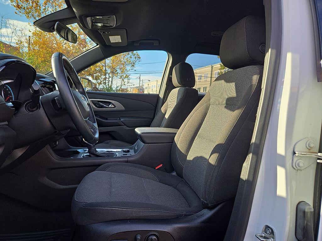 used 2023 Chevrolet Traverse car, priced at $28,000