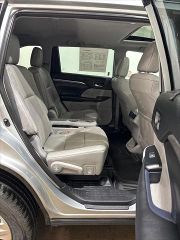 used 2019 Toyota Highlander Hybrid car, priced at $26,569