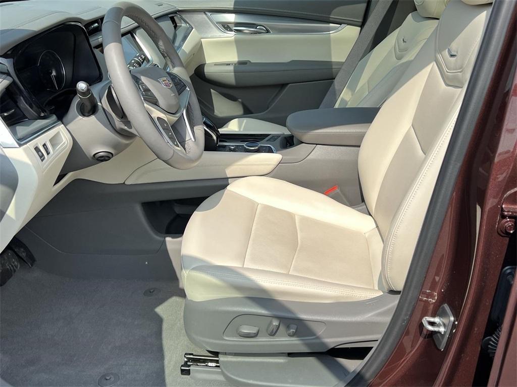 used 2022 Cadillac XT5 car, priced at $32,998