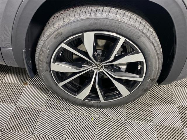 new 2024 Volkswagen Atlas car, priced at $51,716