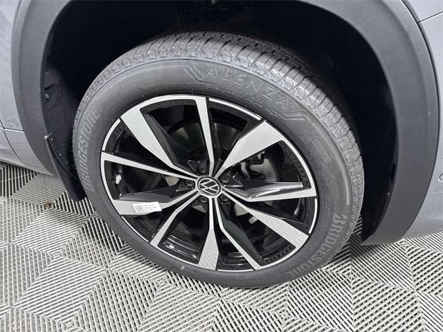 new 2025 Volkswagen Atlas car, priced at $52,021
