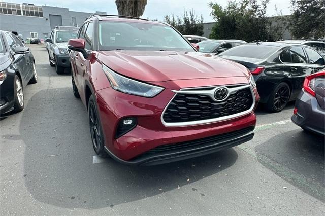 used 2021 Toyota Highlander car, priced at $35,156