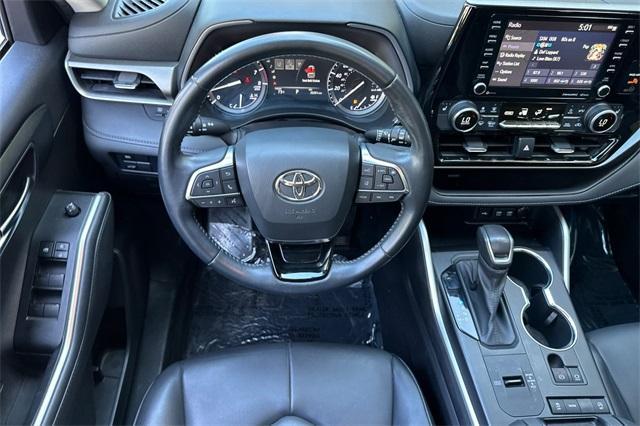 used 2021 Toyota Highlander car, priced at $35,156