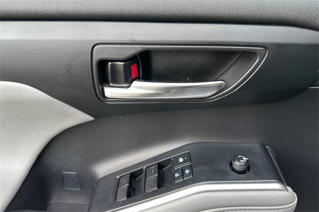 used 2022 Toyota Highlander car, priced at $30,605