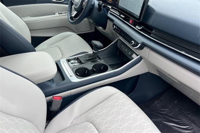 new 2025 Kia Carnival car, priced at $43,195