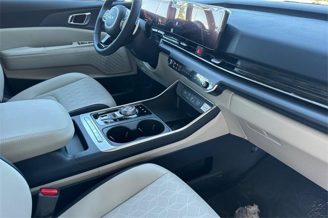 new 2026 Kia Carnival Hybrid car, priced at $45,385