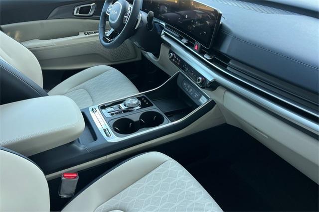 new 2025 Kia Carnival Hybrid car, priced at $50,940