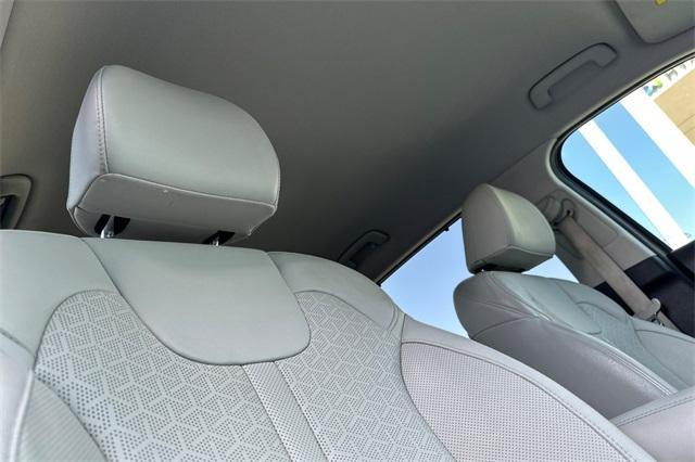 used 2023 Kia Sorento Hybrid car, priced at $33,210
