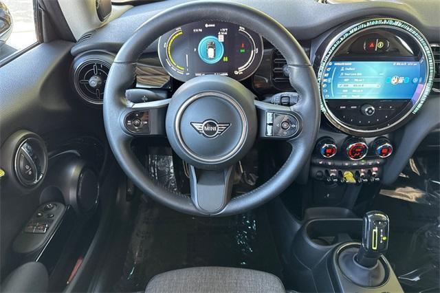 used 2023 MINI SE Hardtop car, priced at $22,000