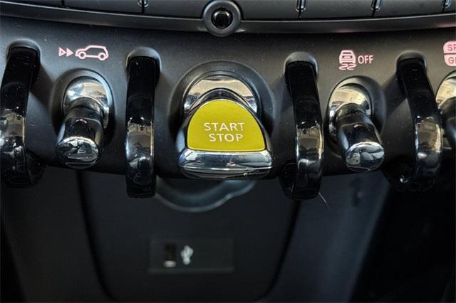 used 2023 MINI SE Hardtop car, priced at $22,000