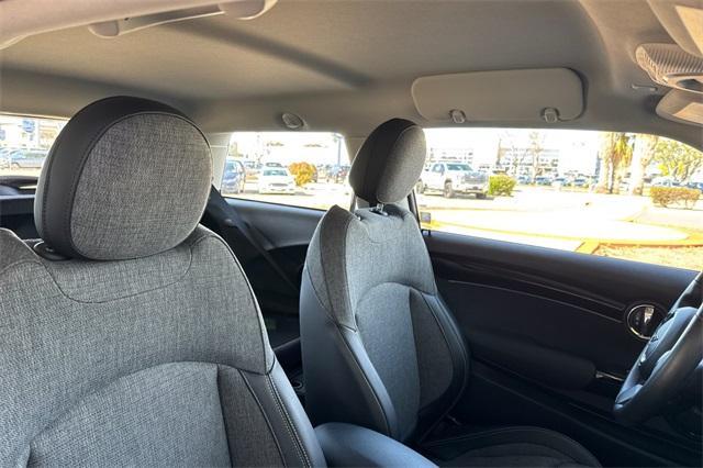 used 2023 MINI SE Hardtop car, priced at $22,000
