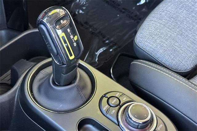 used 2023 MINI SE Hardtop car, priced at $22,000