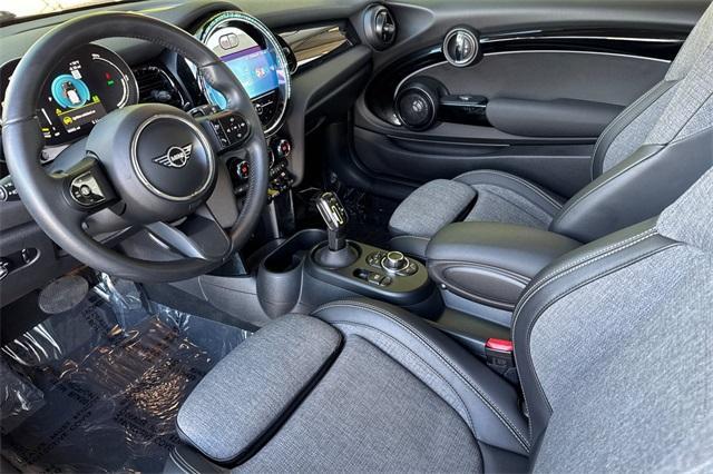 used 2023 MINI SE Hardtop car, priced at $22,000