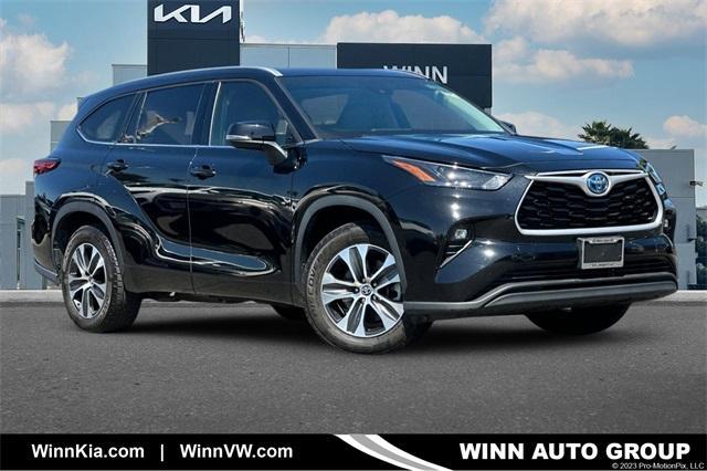used 2022 Toyota Highlander Hybrid car, priced at $35,161