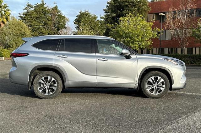 used 2022 Toyota Highlander Hybrid car, priced at $34,487