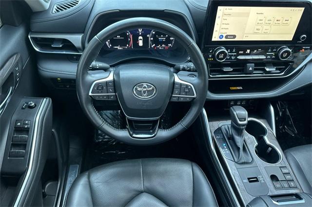 used 2023 Toyota Highlander car, priced at $36,186