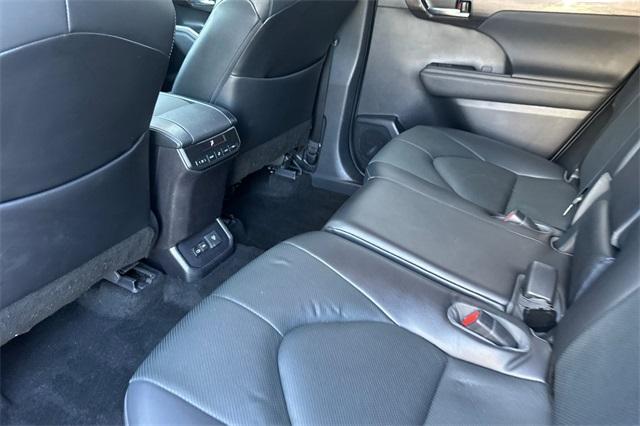 used 2023 Toyota Highlander car, priced at $36,186