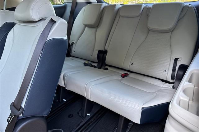 new 2025 Kia Carnival Hybrid car, priced at $57,595