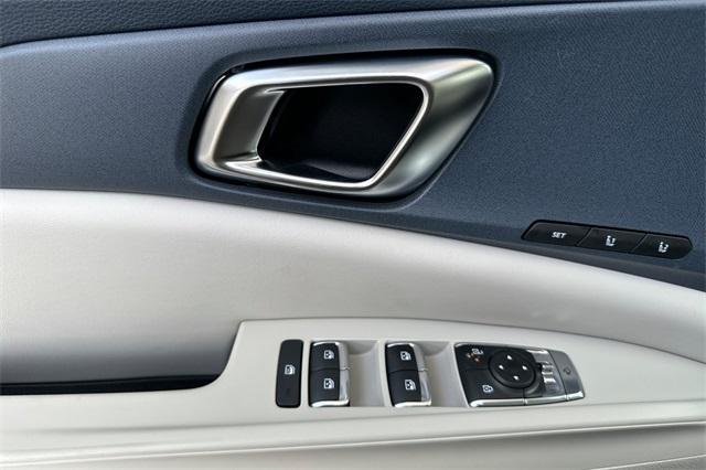 new 2025 Kia Carnival Hybrid car, priced at $44,700