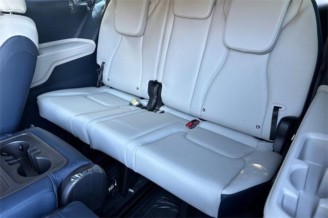 new 2025 Kia Carnival Hybrid car, priced at $44,700