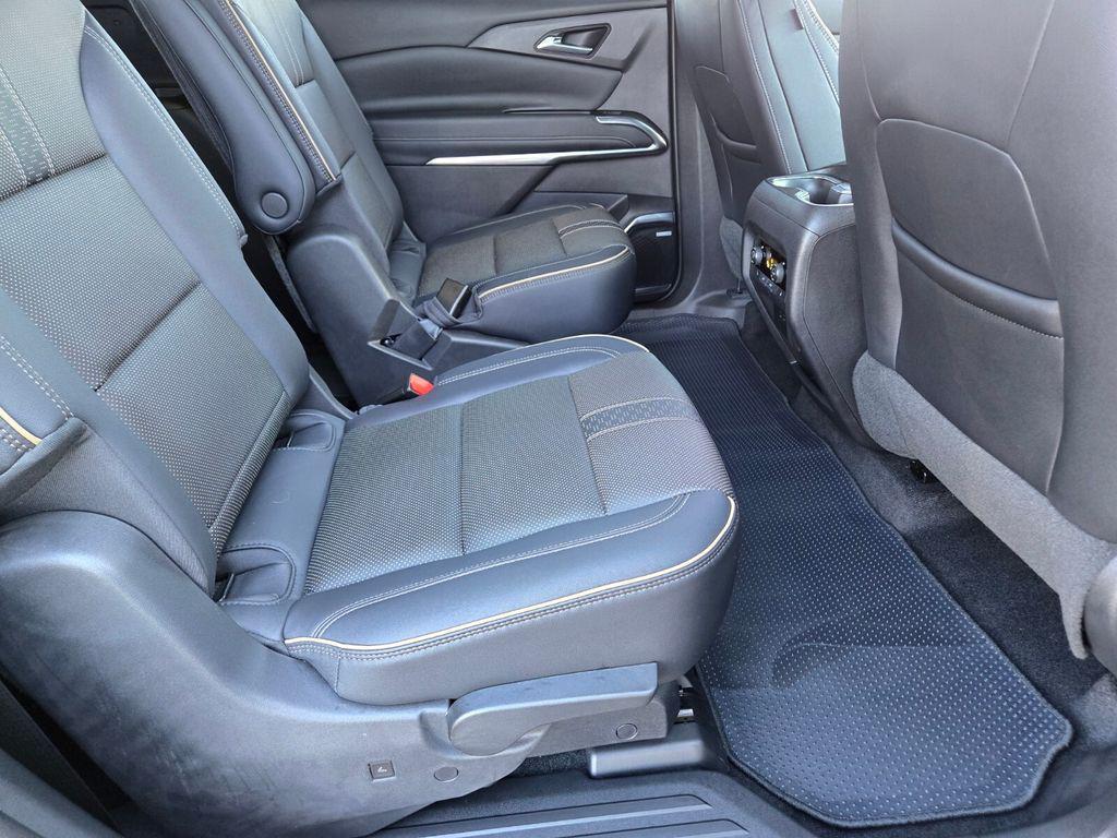 used 2025 Chevrolet Traverse car, priced at $50,992