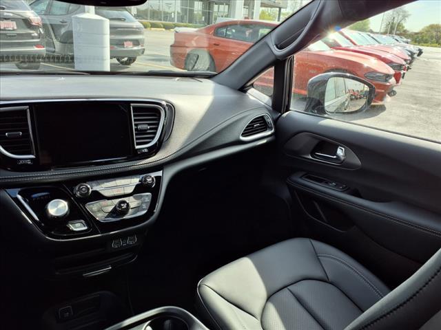 new 2025 Chrysler Pacifica car, priced at $37,334