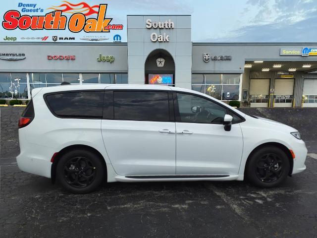 new 2023 Chrysler Pacifica Hybrid car, priced at $55,332