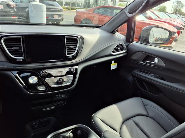 new 2025 Chrysler Pacifica car, priced at $37,334