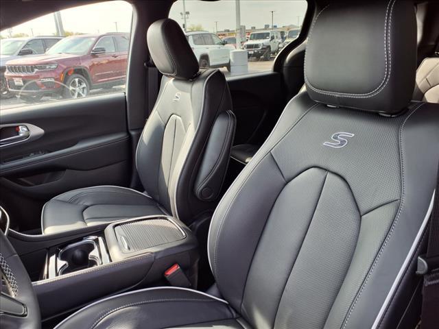 new 2025 Chrysler Pacifica Hybrid car, priced at $44,100