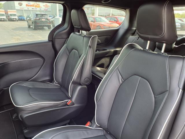 new 2025 Chrysler Pacifica Hybrid car, priced at $45,060