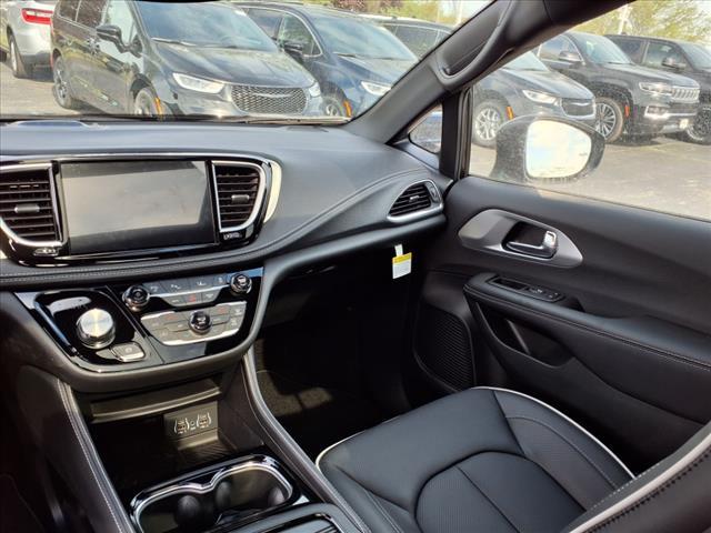 new 2025 Chrysler Pacifica Hybrid car, priced at $45,060