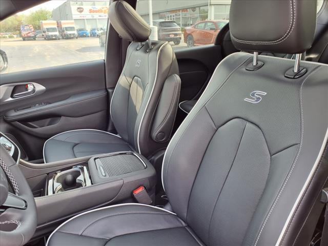 new 2025 Chrysler Pacifica Hybrid car, priced at $45,060