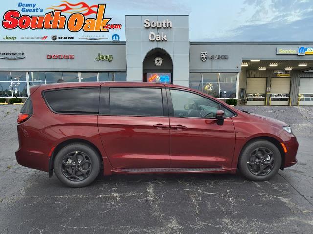 new 2023 Chrysler Pacifica Hybrid car, priced at $55,827