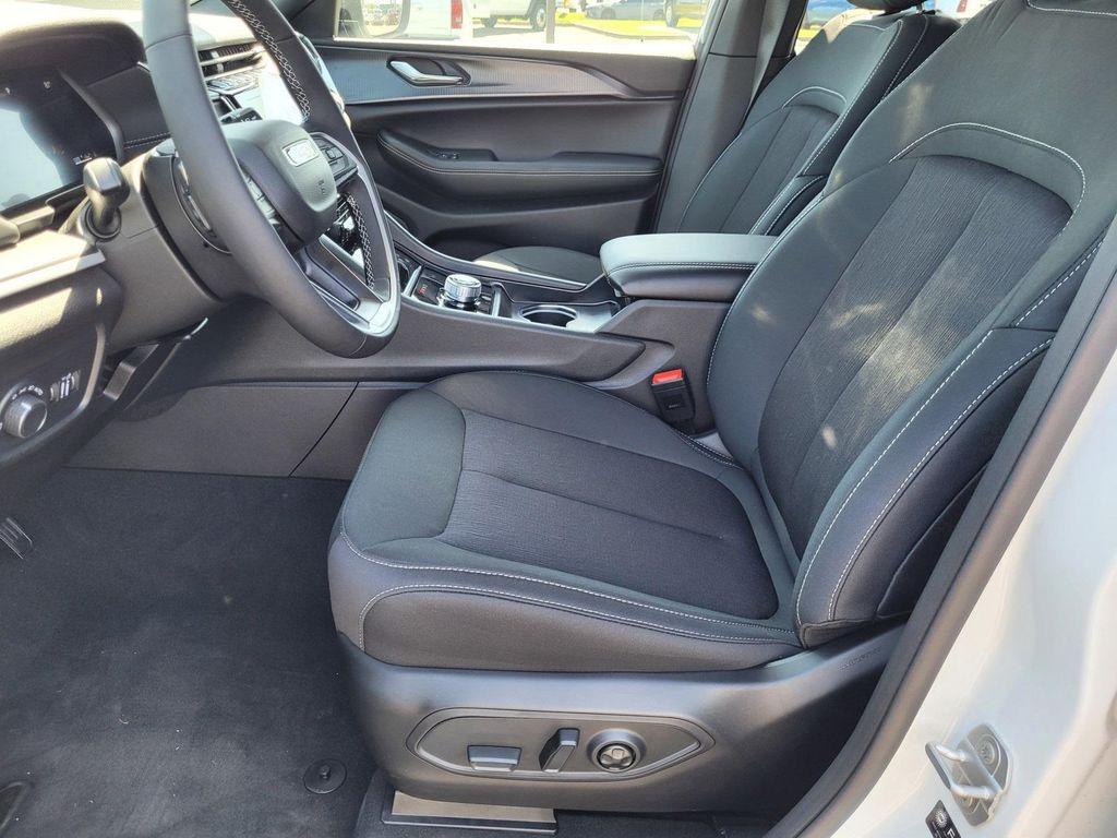 new 2025 Jeep Grand Cherokee L car