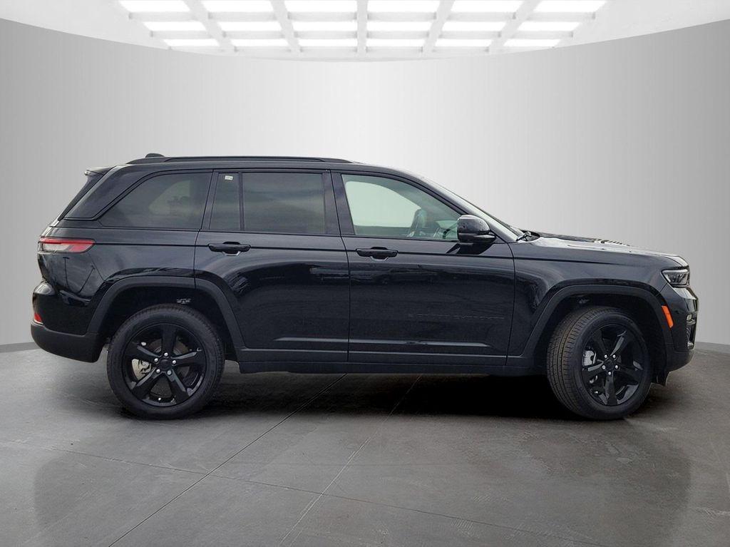 new 2025 Jeep Grand Cherokee car, priced at $49,995